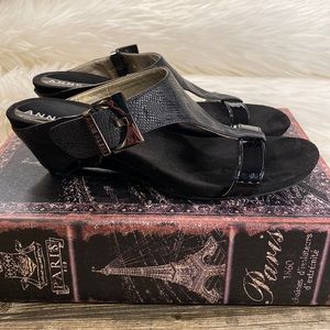 ANNE KLEIN SLIP ON LARGE BUCKLE SANDALS. SZ. 8-1/2